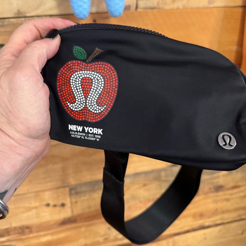 🍎 Lululemon New York Exclusive Everywhere Belt Bag